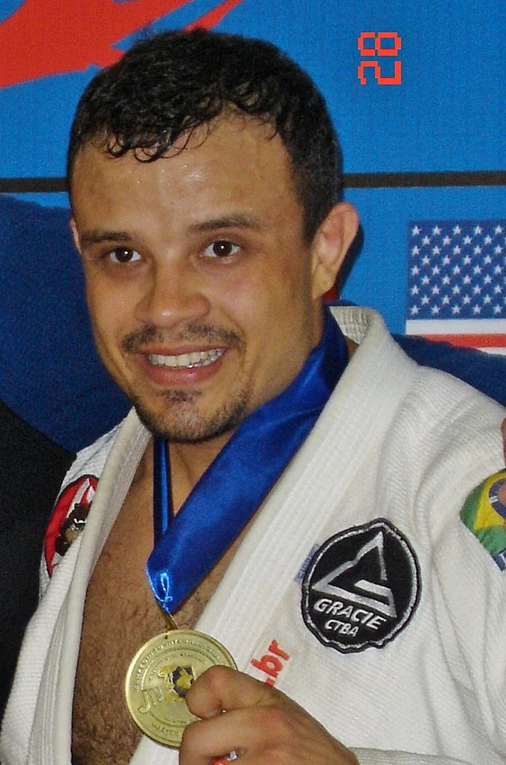 Professor Marcos Schubert com medalha